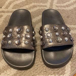 Pewter slides with pearls In great condition